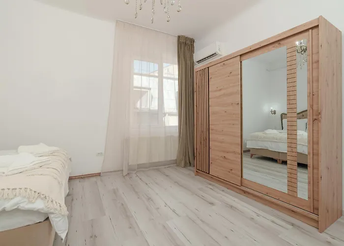 Spacious 3-bedroom In Апартаменти *