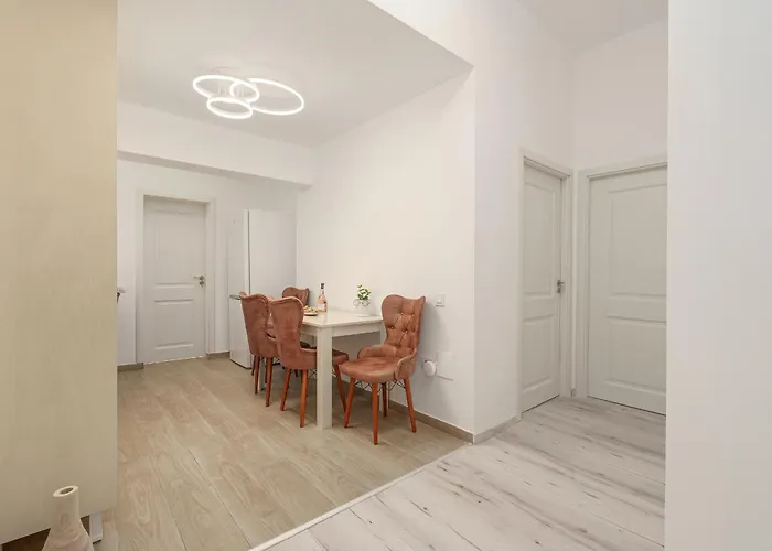 Spacious 3-bedroom In Бухарест