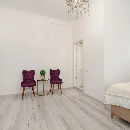 Spacious 3br Retreat In Apartment