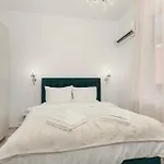 Spacious 3-bedroom In 아파트 *